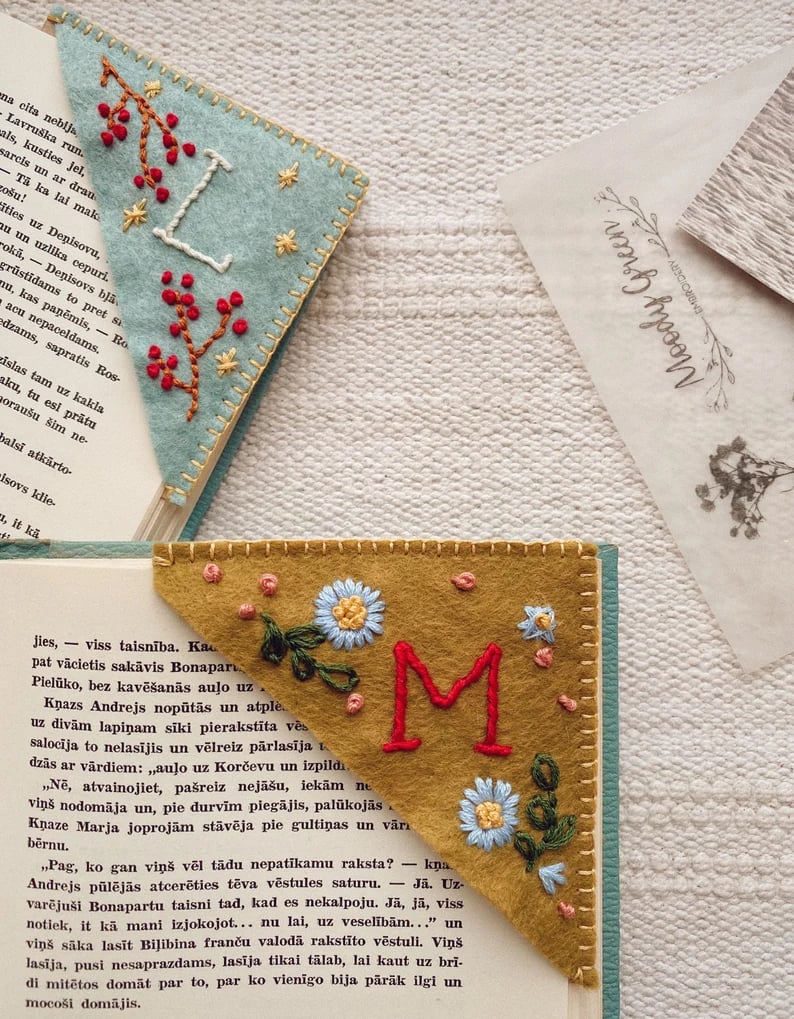 🎄Personalized hand embroidered corner bookmark