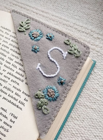 🎄Personalized hand embroidered corner bookmark