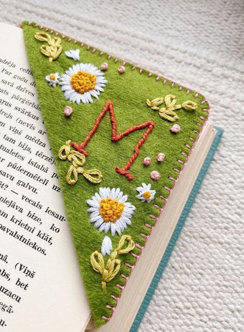 🎄Personalized hand embroidered corner bookmark
