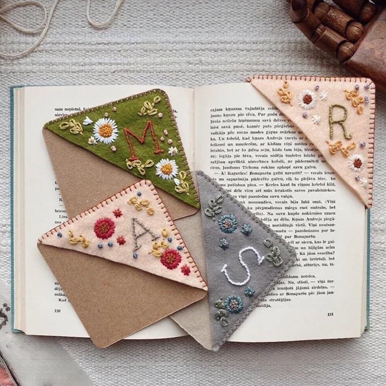 🎄Personalized hand embroidered corner bookmark